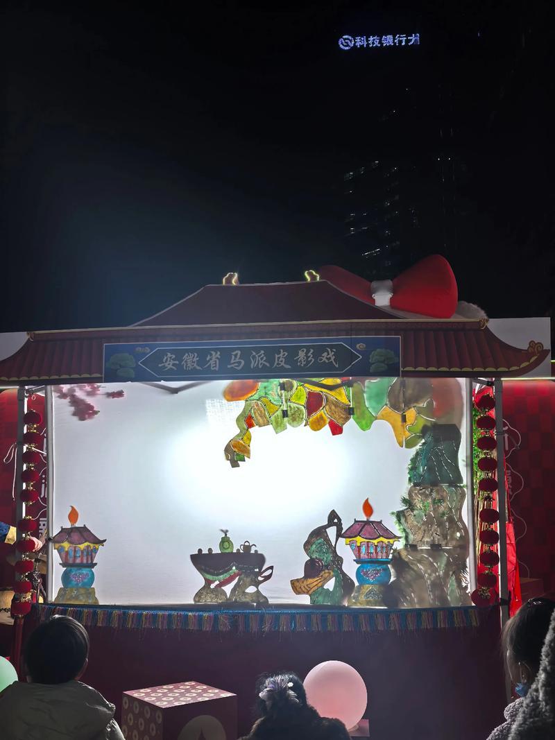 乐亭县前郑庄村依托非遗皮影雕刻走出特色致富路。村里免费培训村民，采取“基地+传承