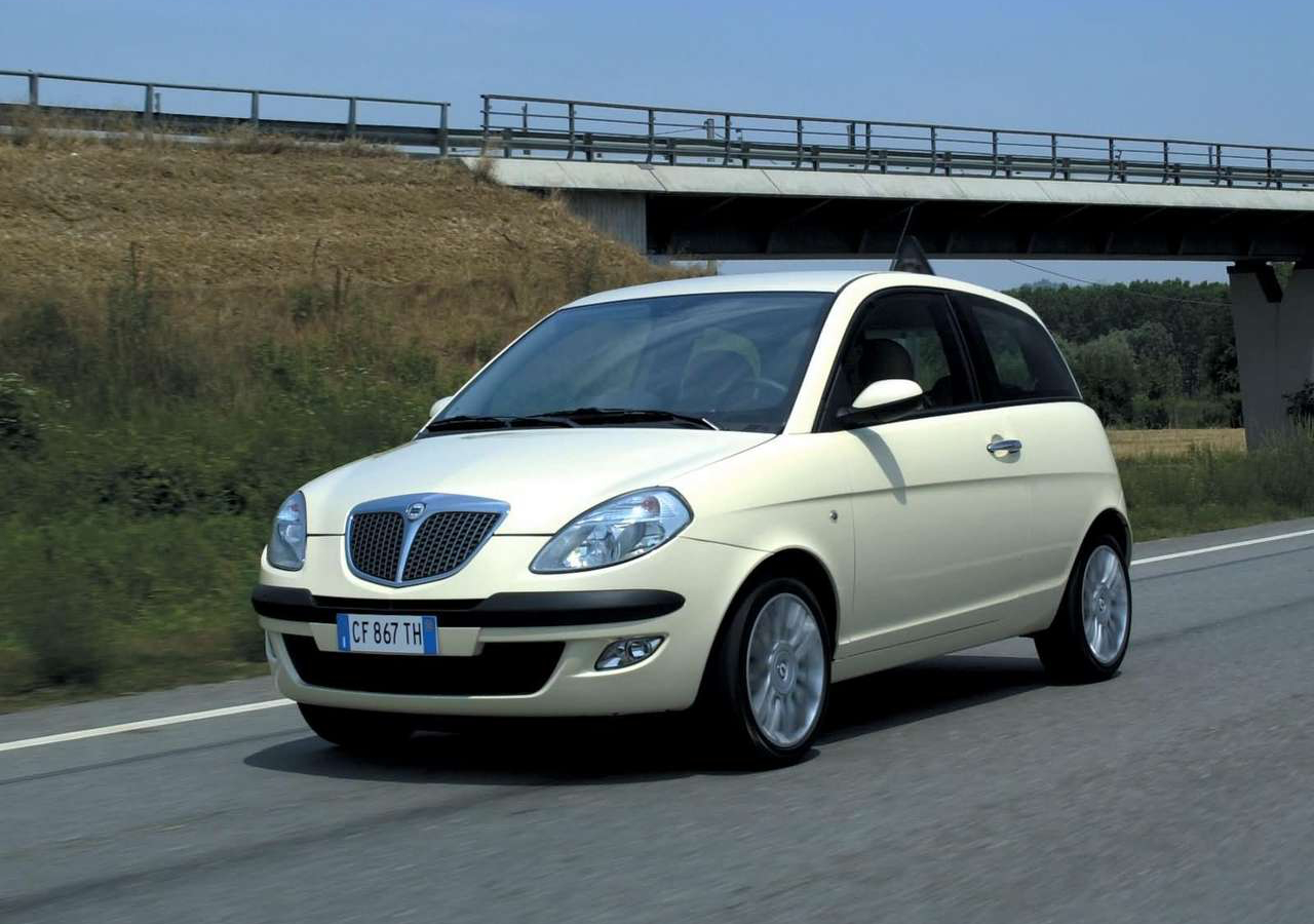 蓝旗亚    2003日内瓦车展发布，是初代Lancia Y的换代车型，基于缩短