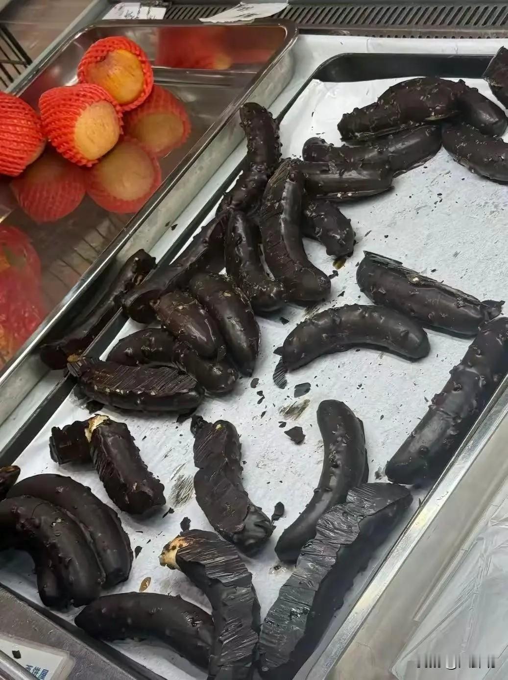 江南大学食堂推出了一款新甜品，名叫巧克力香蕉。只是这外形怎么长的那么像粪便？