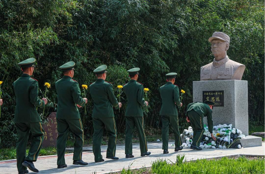 松柏苍翠，丰碑无言。清明时节，全军多部队组织官兵前往驻地烈士陵园和革命遗址等地开