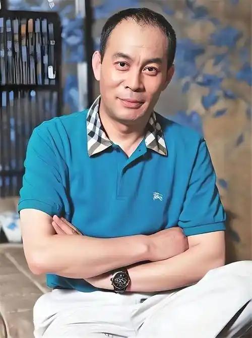 他是94版《三国演义》里那个骄横一世的吕布，也是《亮剑》中那个儒雅自负的楚云飞。