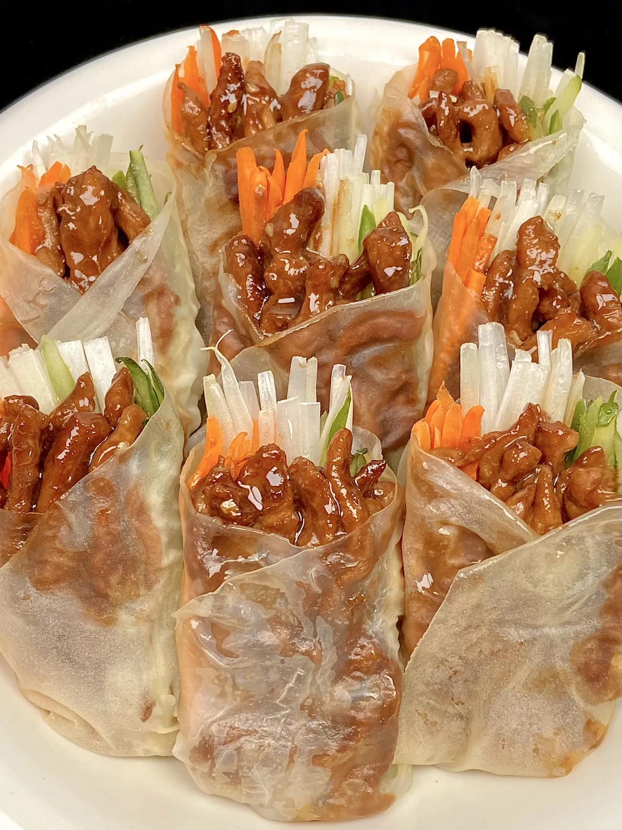 难怪北京人爱吃，真的巨好吃!惊呆了!
       京酱肉丝卷皮薄馅多~裹着肉丝