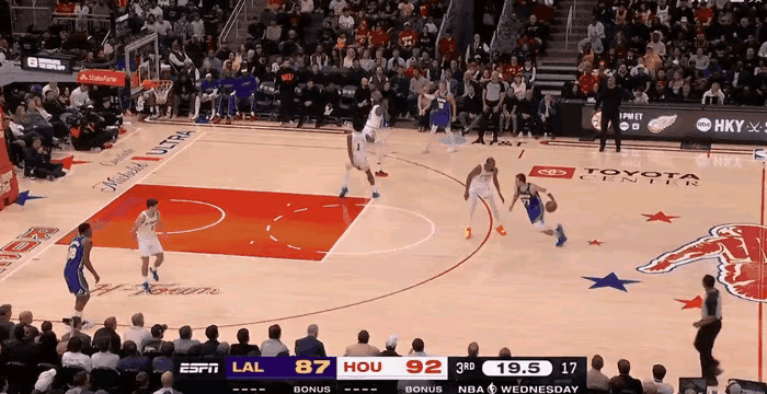 杜兰特根本防不住东契奇，左晃一下，再右晃一下，竟然被直接过掉了。都说东契奇没有速