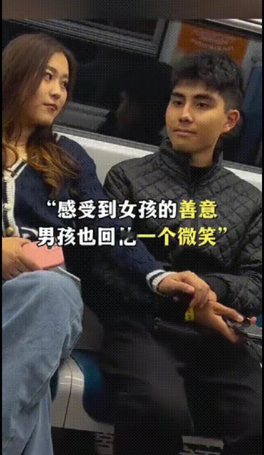 一个男孩面无表情的上了一辆地铁，他找到了一个座位，坐了下来，一只手放在另一只手上