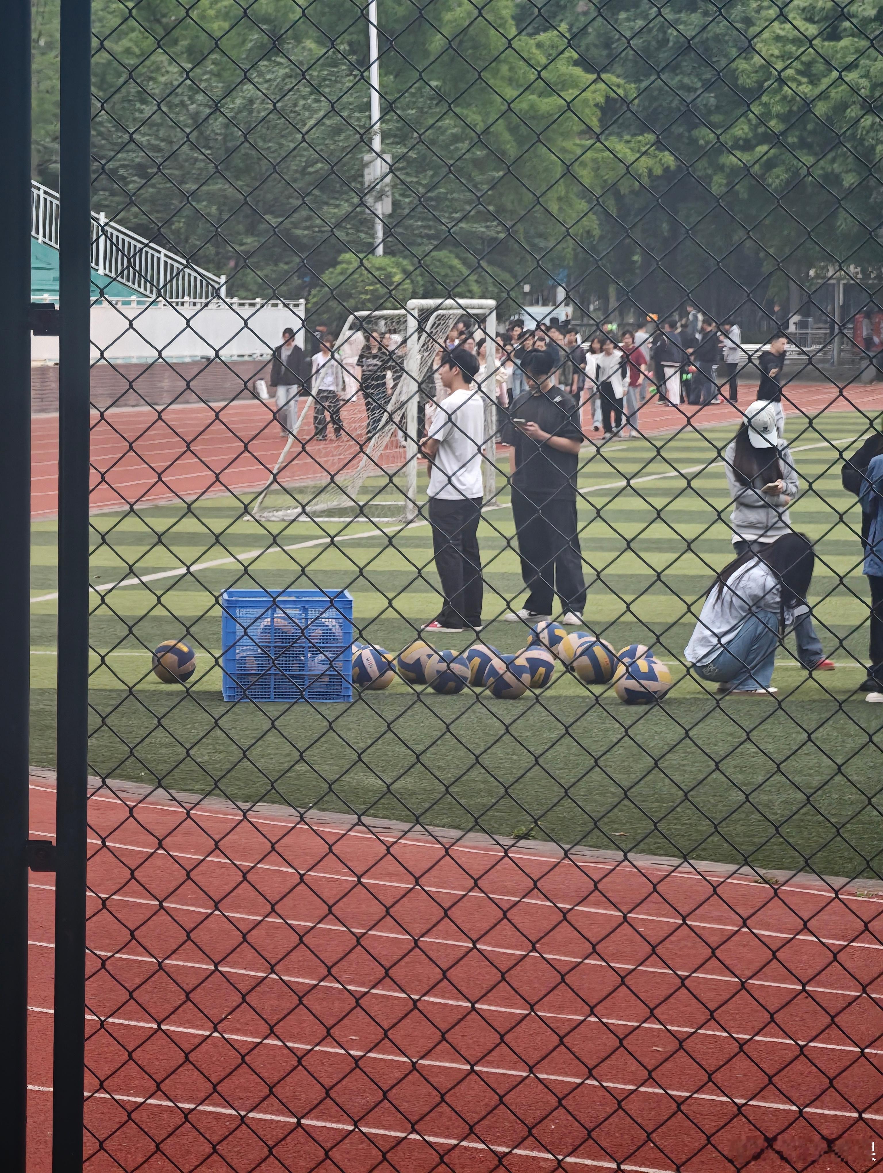 排球不落地 感觉这个已经是上古时代的排球 