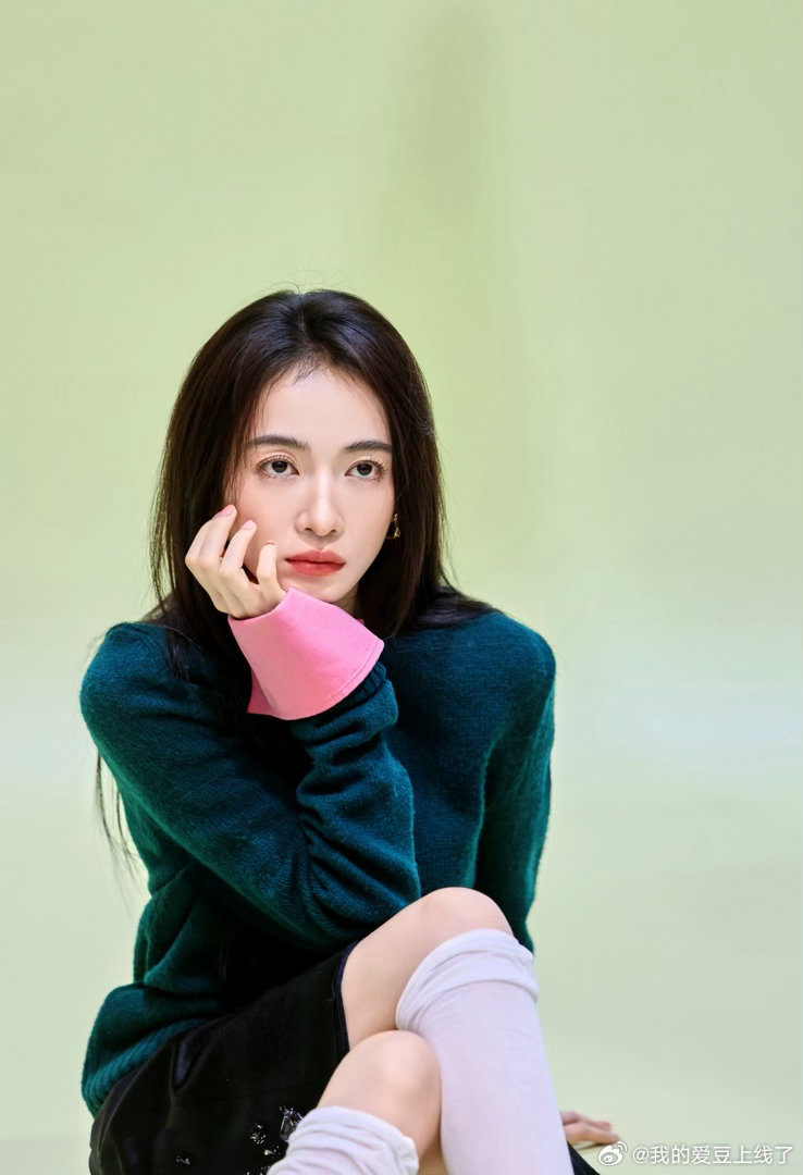 吴谨言高智感女主、吴谨言粉色美甲吴谨言诠释的高智感女主，不是无所不能的完美人设，