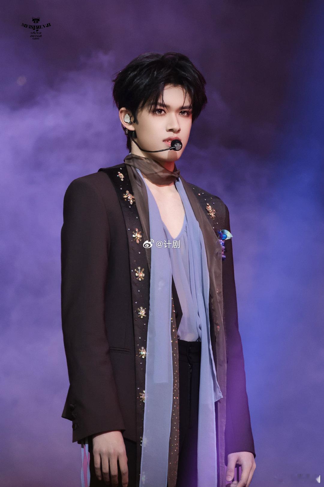 张极转音好灵活的声带张极指粉丝唱爱的线索 为了这个舞台奔赴现场真的值了，张极的转