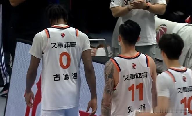 CBA季后赛半决赛的赛场上，虽然北京北汽在客场和实力强大的上海久事战成了大比分上