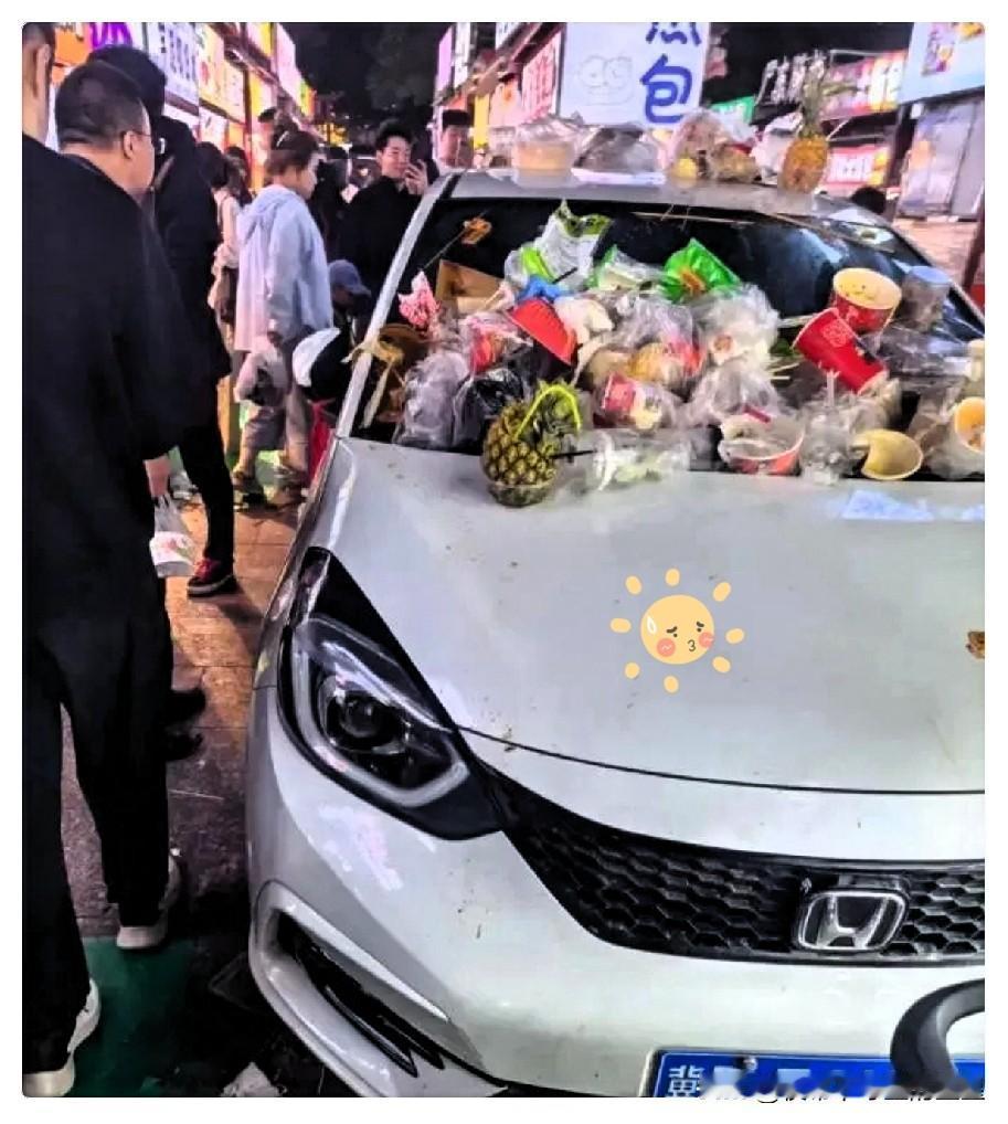天塌了！男子自驾游去外省玩，他将车子停在停车场里便独自游玩去了，不料到了傍晚，他