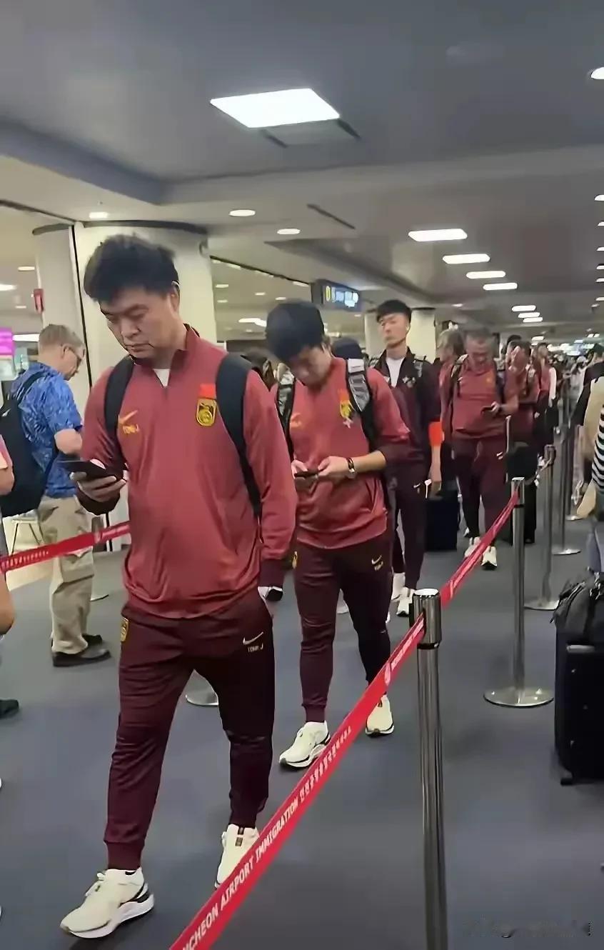 这些国足选手，到底是去韩国旅游，还是去打球的呀？
基本不在状态，懒懒散散，一点精
