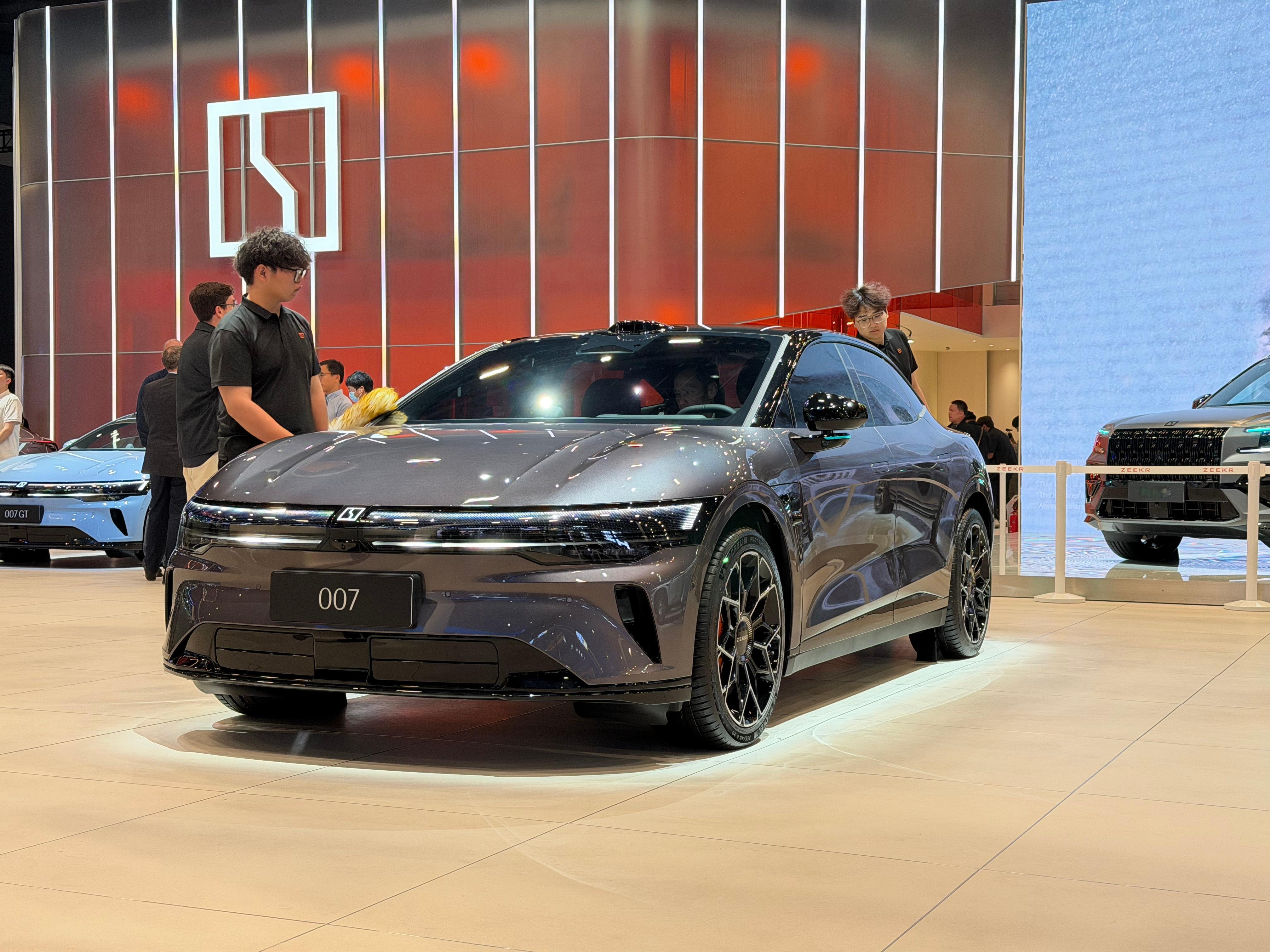 2026北京车展看下来，极氪这波焕新7系的双车打法挺有意思的。007负责深耕城市