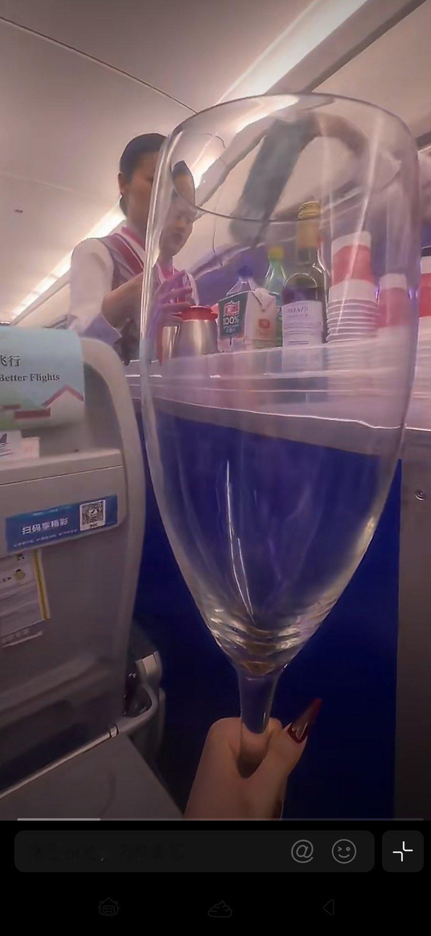 哈哈哈哈哈哈哈哈哈哈好大的杯子啊，怎么带上飞机的啊这种好适合放奶茶啊，杯里肯定是