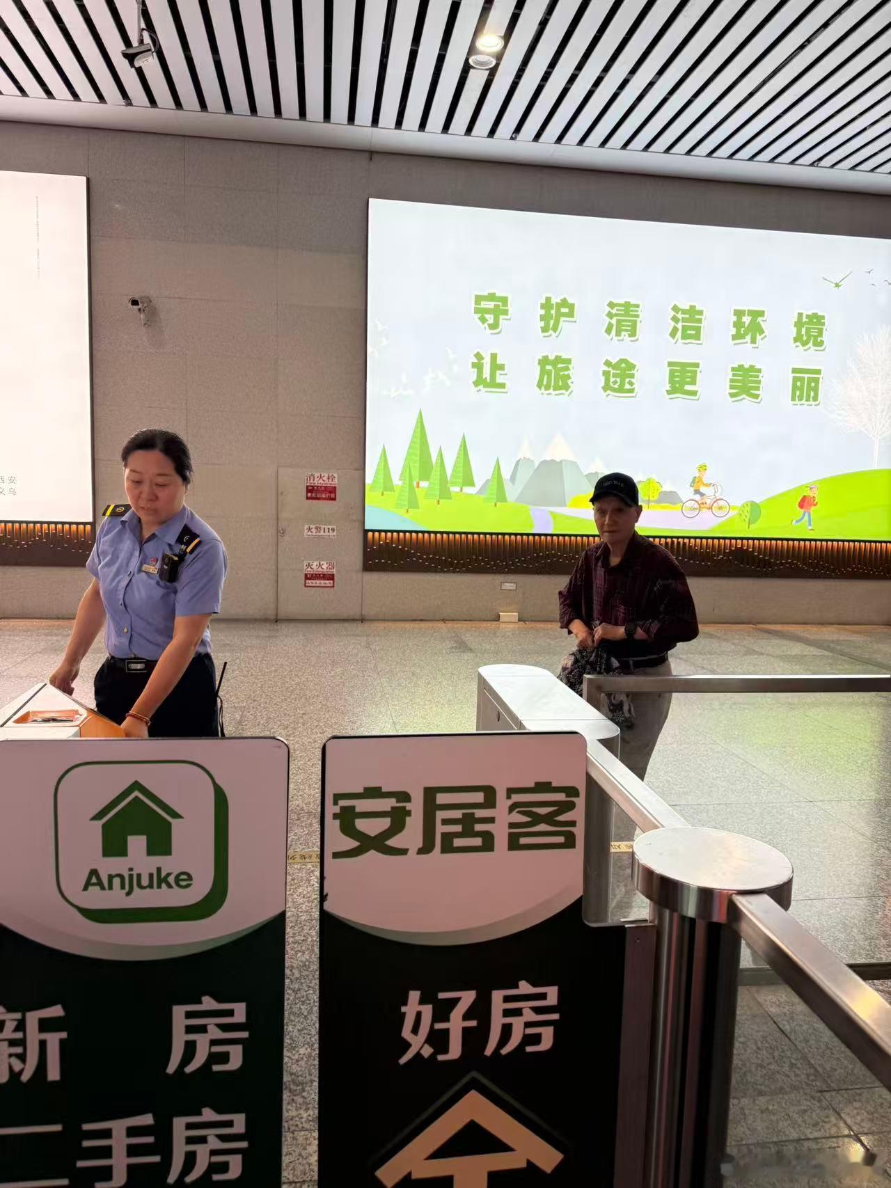 我爸妈到宁波了！看到孙女去接，瞧把我爸笑的，那是打心眼里的笑（宁波话：眯过眼笑）