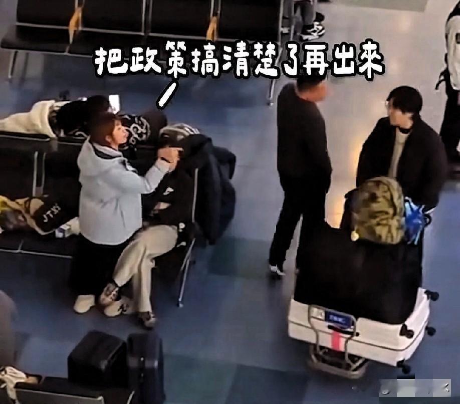 在日本机场看到这一幕，

真是太解气了！

有个大陆姑娘碰上一对省的情侣，本来想