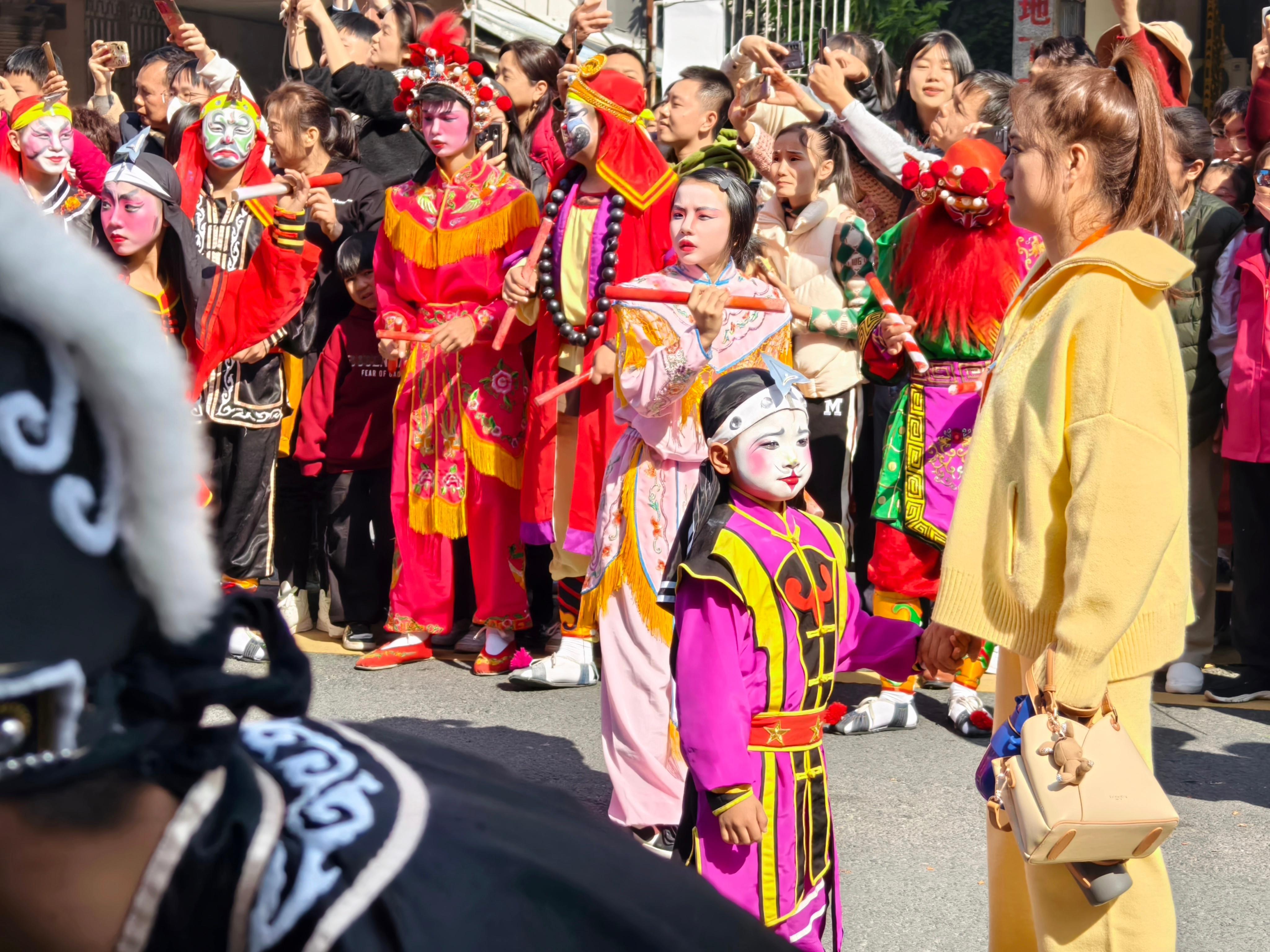 春晚  今年春晚节目单，发现有我家乡的民俗表演、非遗代表——英歌舞。这舞有辞旧迎