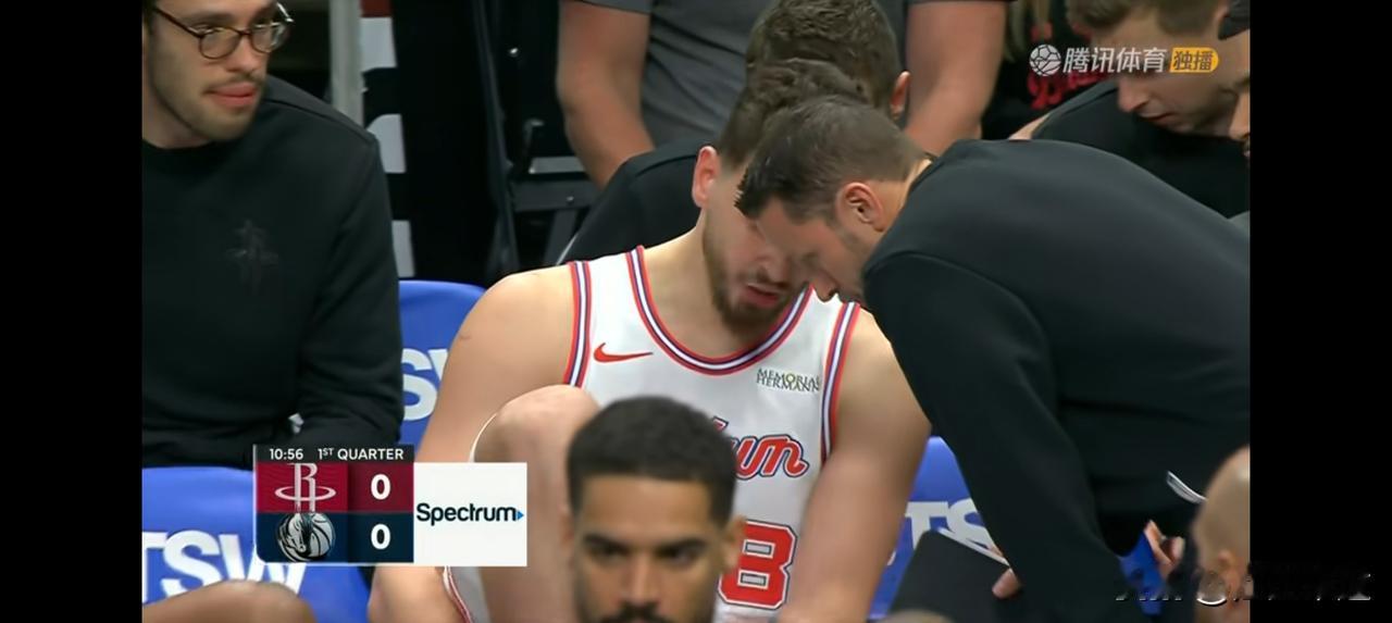 火箭开场刚1分钟，申京突发崴脚，加福德的垫脚导致申京崴脚一瘸一拐返回更衣室！
加