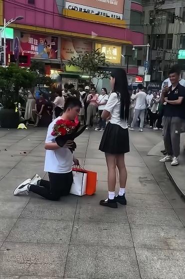 小伙子，把你父母的脸都丢尽了！
     年轻人，正逢豆蔻年华，谈个恋爱，求个婚