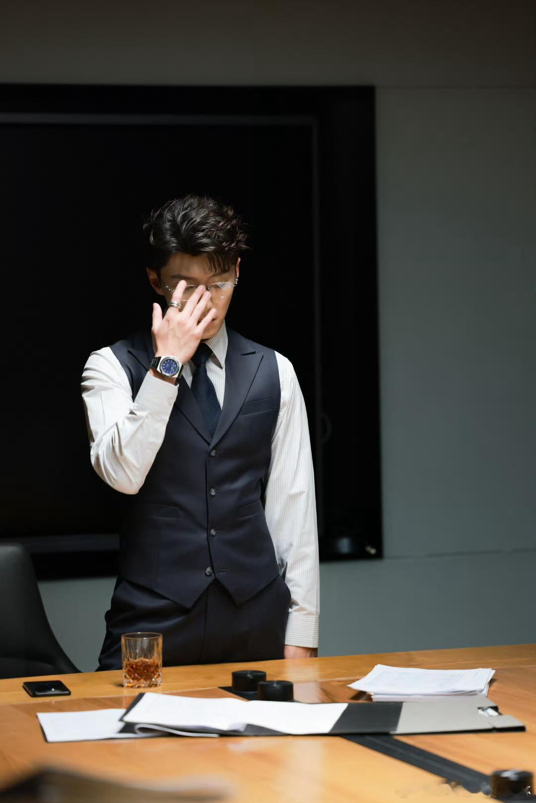 代劲他爹是真带劲啊 爹系魅力天花板！每个动作都精准踩在我的审美点上，太绝了！ 