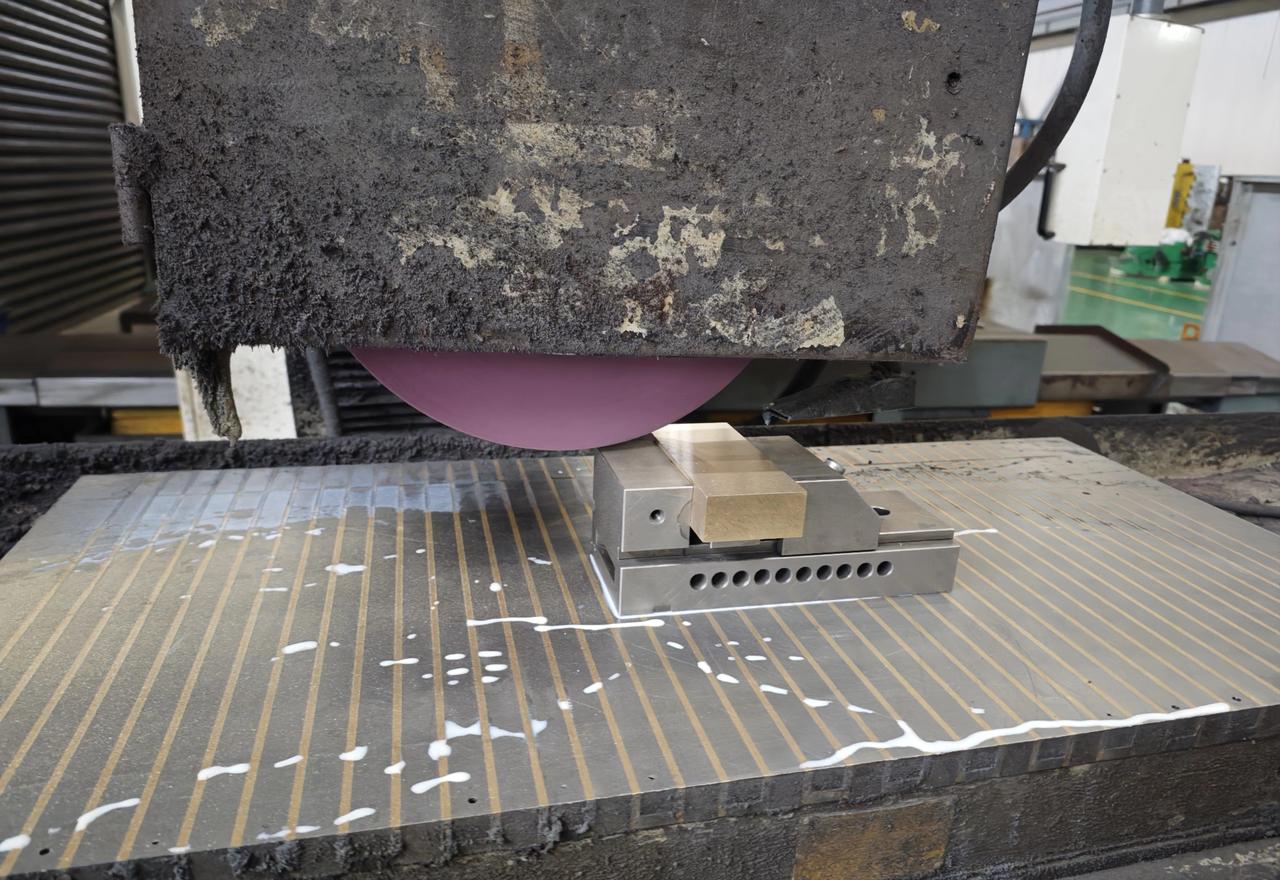 磨床组同时招进来两个磨床工，两人工资是一样的，一月工资8500元/每天10.5小