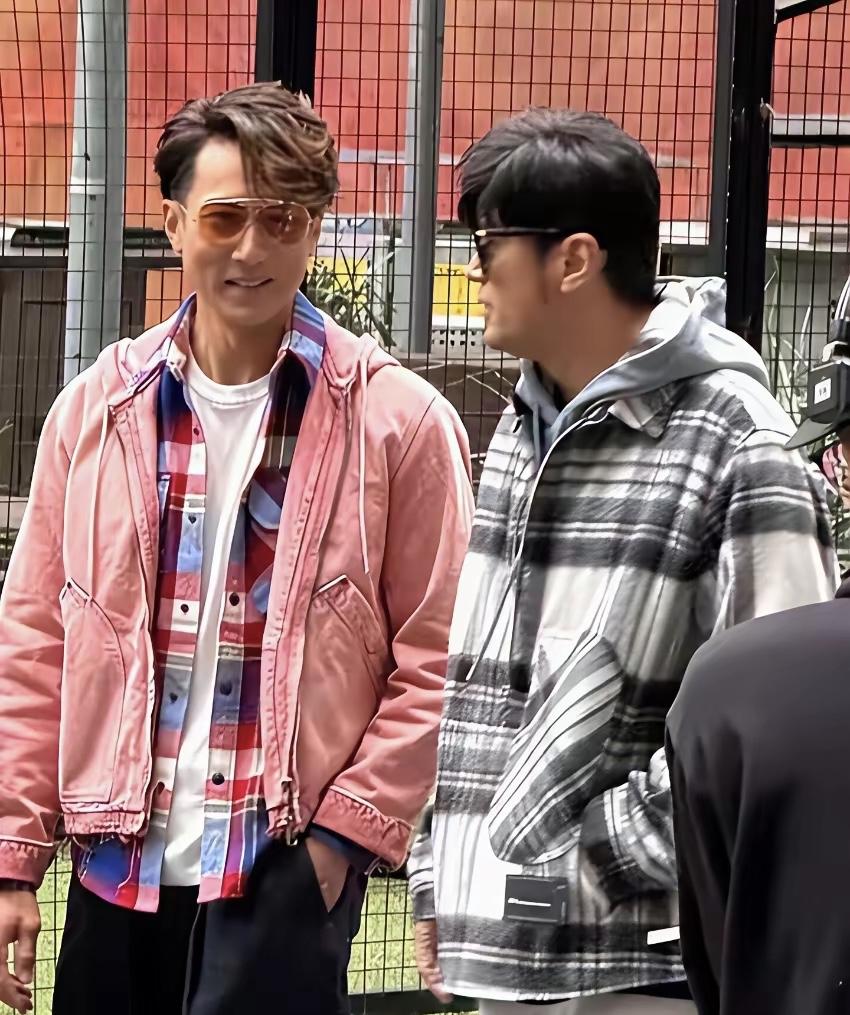 近日，有网友在墨尔本偶遇周杰伦，他和吴尊等人拍综艺的画面。

周杰伦的酷，吴尊的