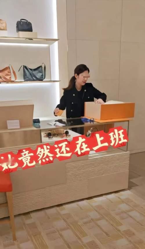 合肥银泰LV柜姐还在有模有样的上着班呢，是不是有点惊掉你的下巴？合肥银泰LV柜姐