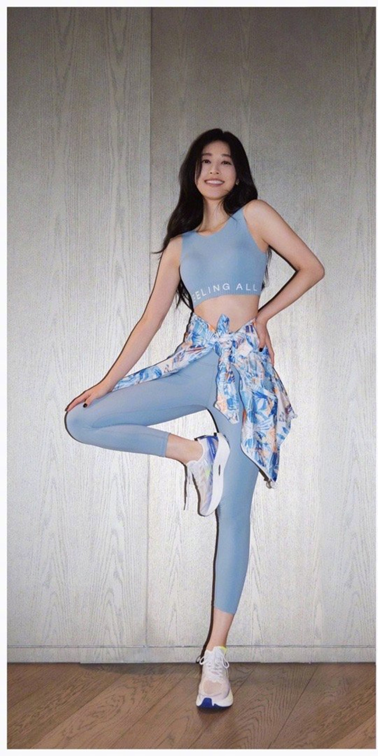 张俪好身材壁纸精选，淡蓝穿搭色彩健美吸睛 ​​​
