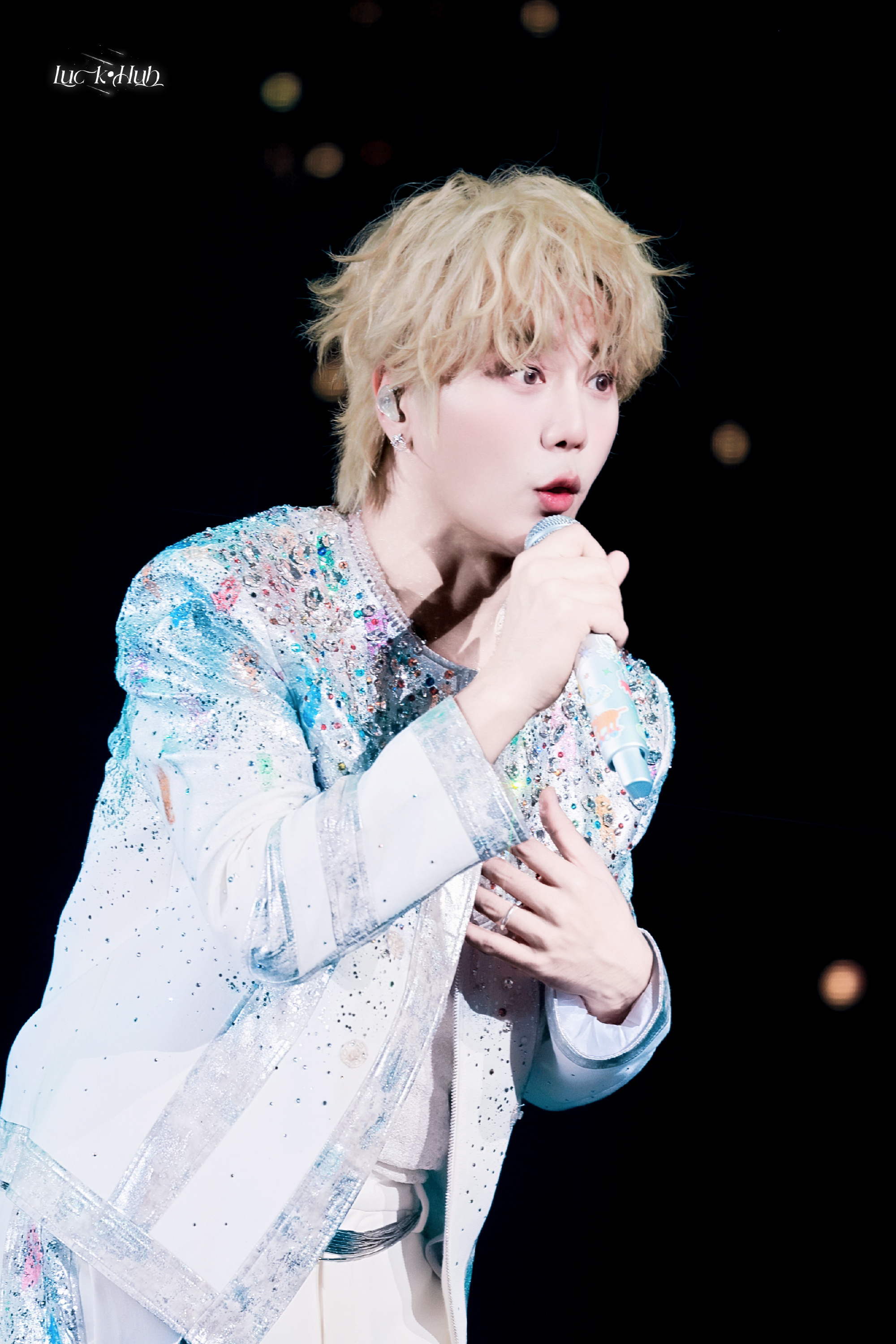 陆虎人到40染白毛妈妈他不是普通的白毛 啊啊啊啊啊 好帅啊虎子！！！（怎么一把年