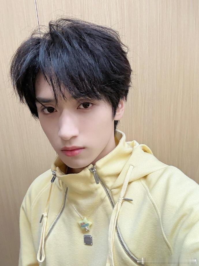 严浩翔get新姿势  严浩翔cos小猫表情包  严浩翔get的拍照新姿势，妥妥的