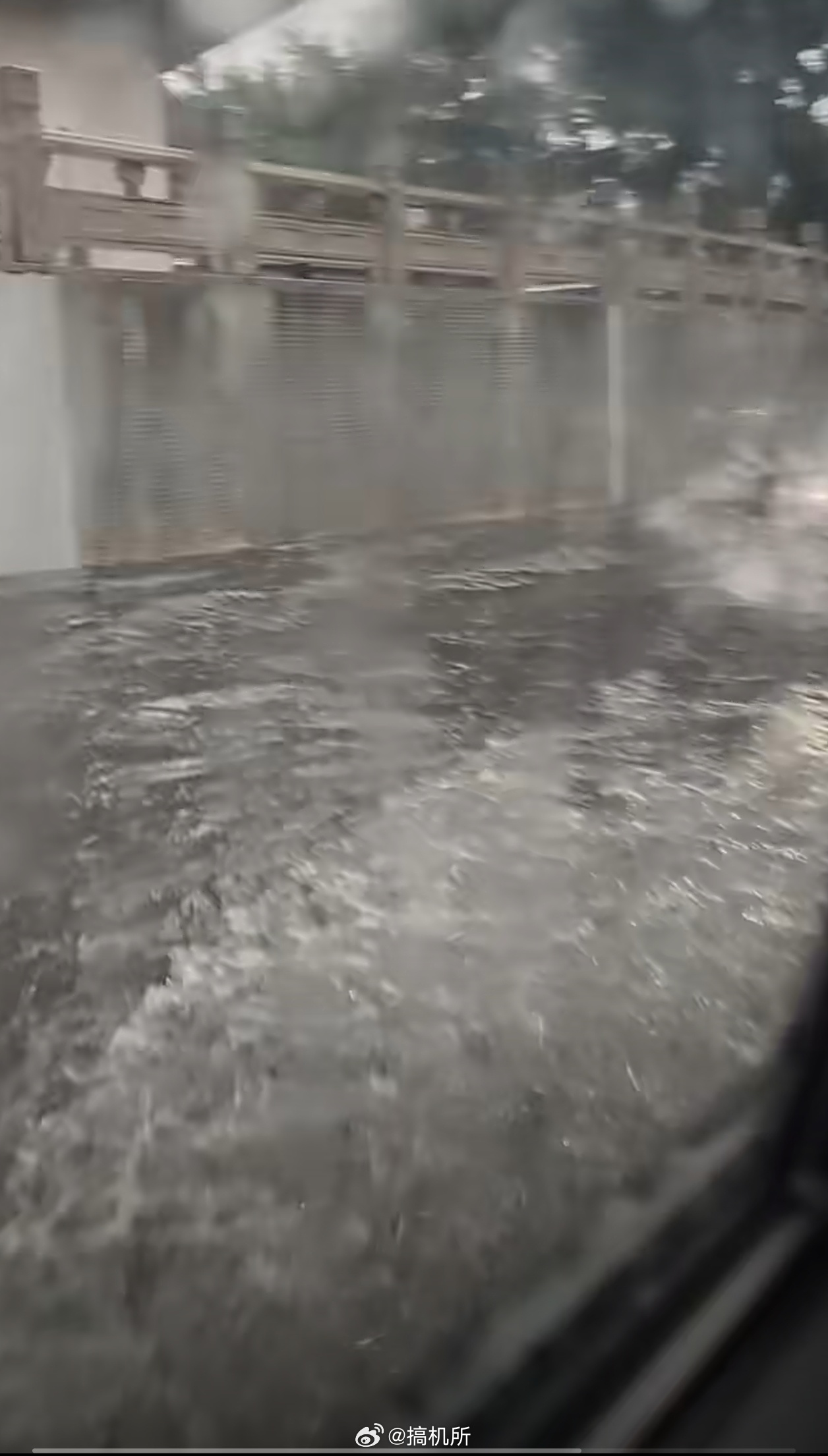 广州暴雨广州一下暴雨就要水浸街，马路跟河没有任何区别