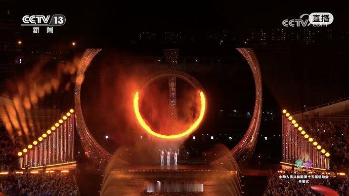 苏炳添、张家朗、李祎点燃十五运主火炬
全运会主火炬点燃瞬间好惊艳 苏炳添、张家朗