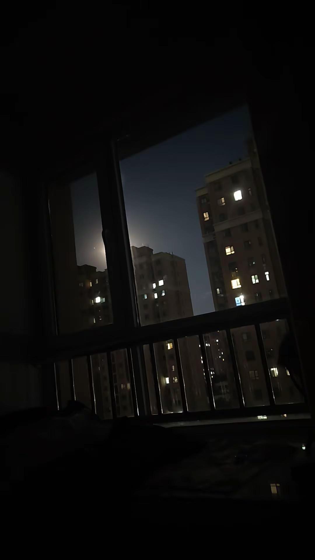 窗外的月亮很亮，映着楼群灯火，夜很静，心也沉了下来🌙✨  凌晨的窗