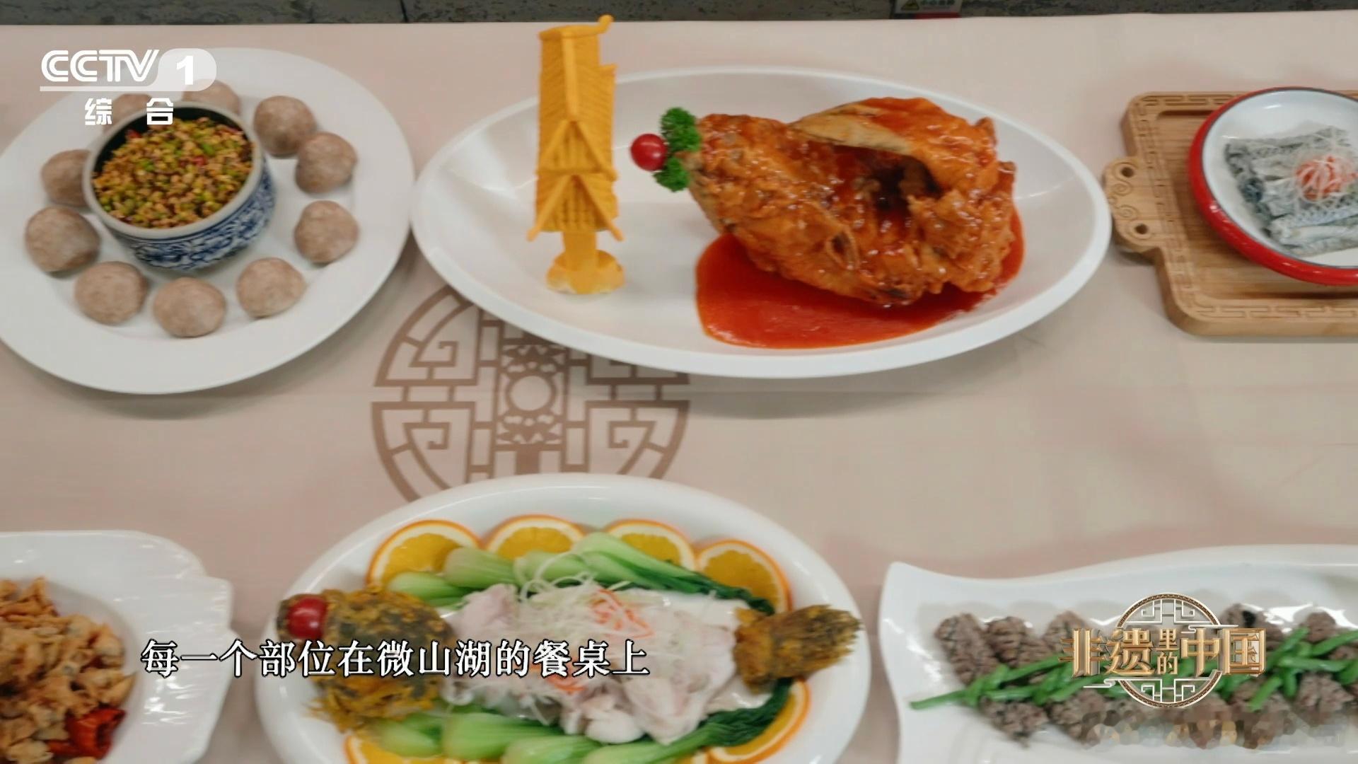 山东人把鱼鳞做成薯片口感山东全鱼宴鱼鳞也是道菜 很难想象鱼鳞能做成零食，山东大厨