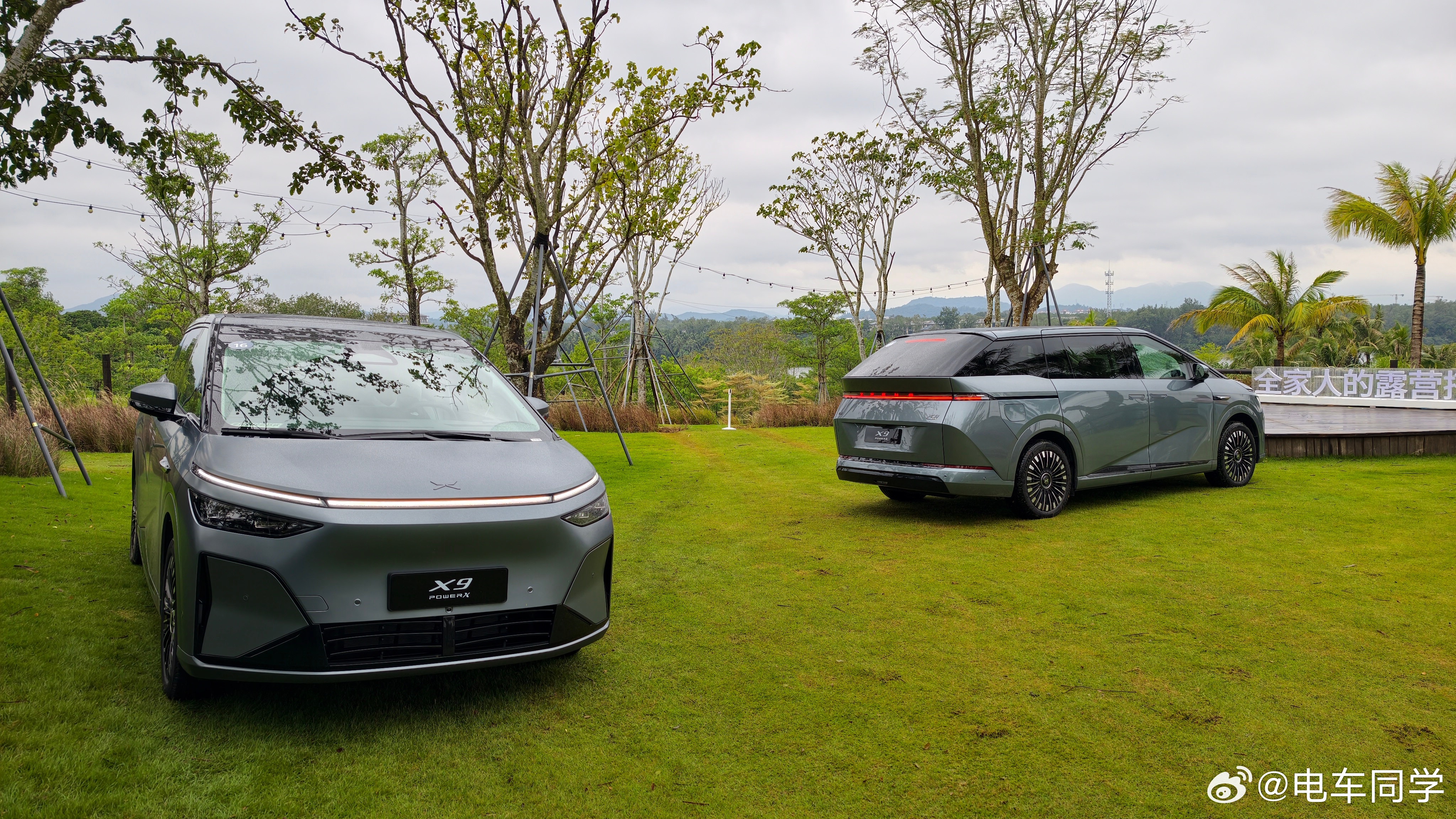 小鹏 X9 增程的两个颜色「极光青」和「哑光星阙灰」。在这种阴天的天气下，两个颜