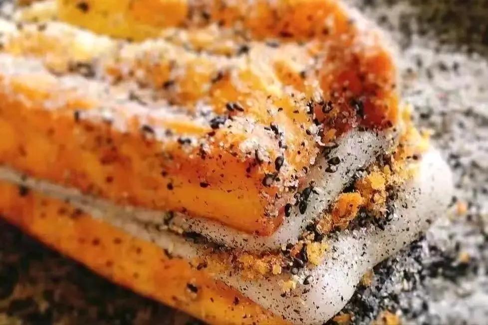 隔夜，中国资产继续走弱。
       昨天晚间，欧美股市全线收涨，美国三大股市