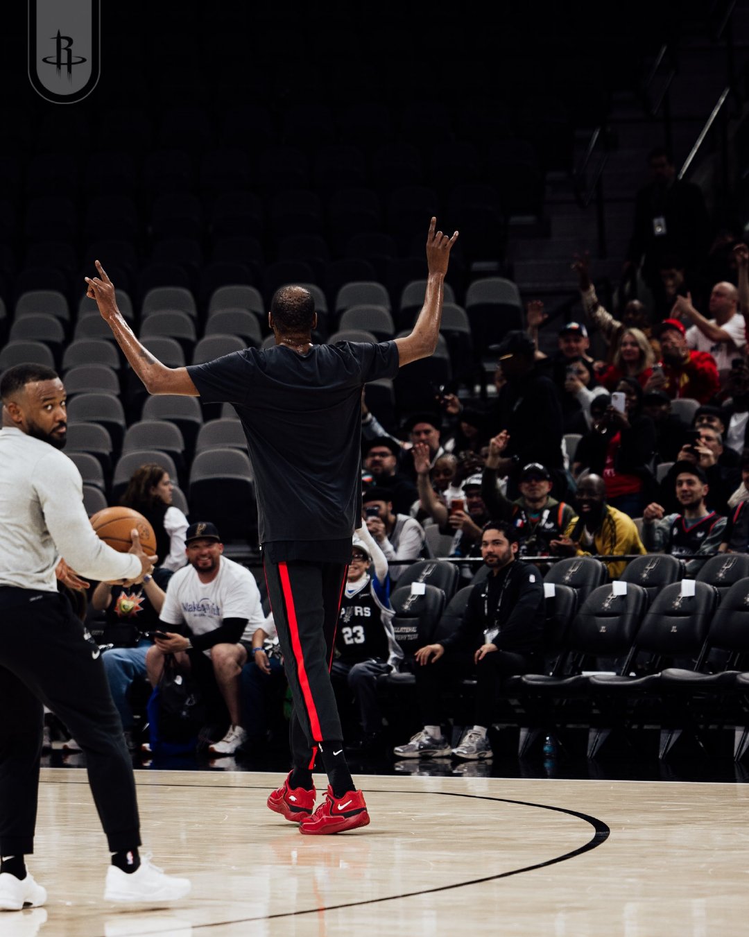 首节比赛结束！火箭33-32马刺！火箭vs马刺休斯顿火箭