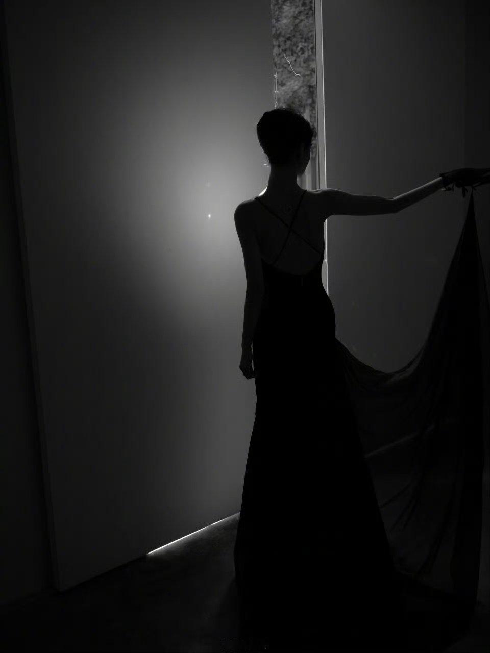 陈都灵出图，大露背造型好大的突破！！！确实是妈妈级别的！ 