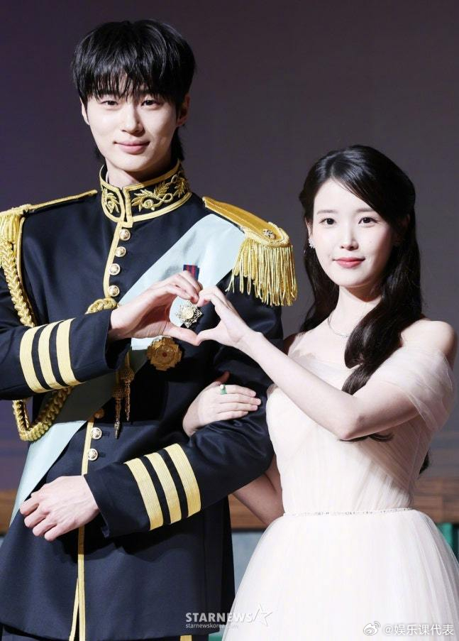 IU边佑锡比心IU边佑锡谈10年后再合作 IU、边佑锡出席新剧《21世纪大君夫人