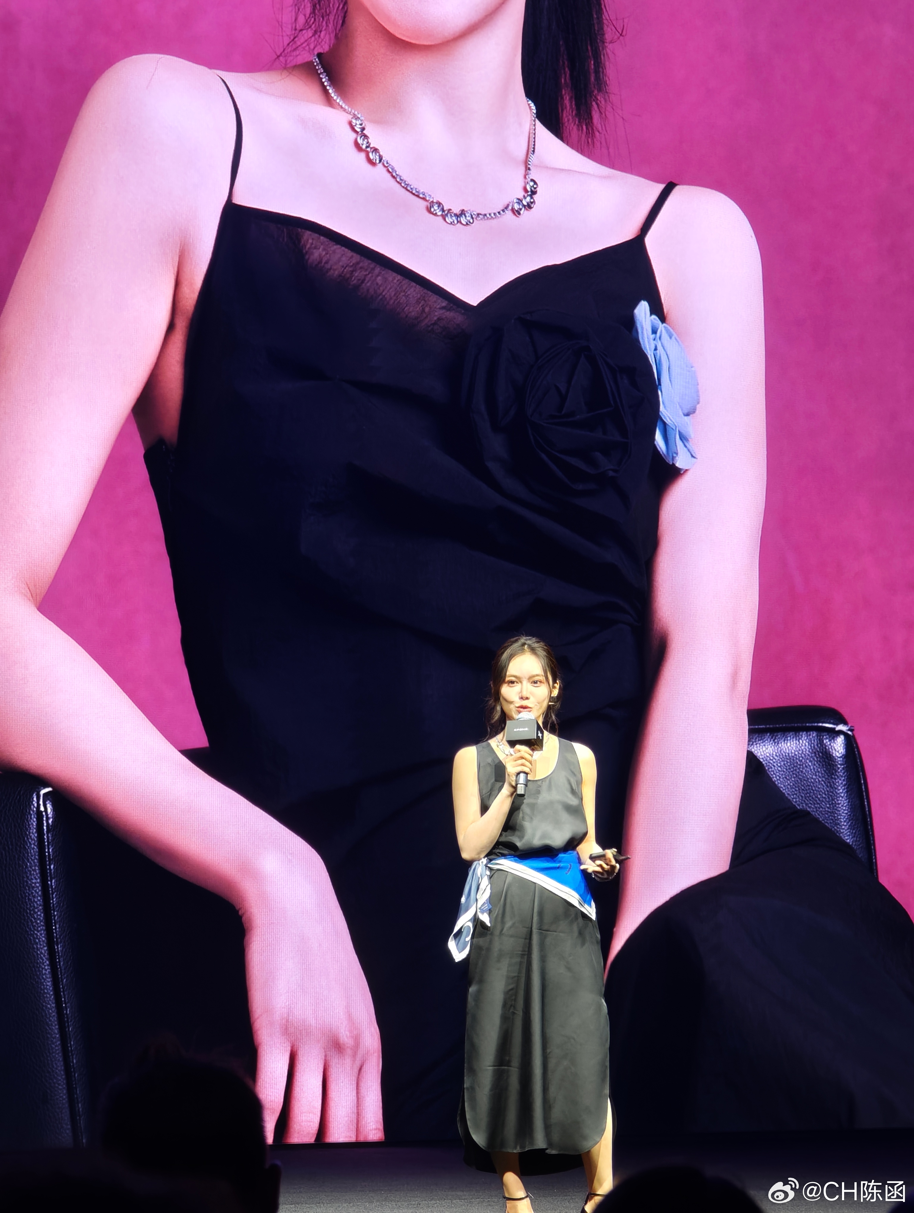 今天万万没想到x2美娜在台上给我讲车，讲小鹏P7的辅助驾驶小鹏P7车主都很有追求