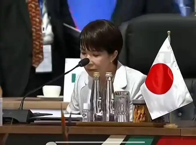 没人理，日本喊话中国  
当地时间12月25日，日本首相高市早苗在东京发表演讲。