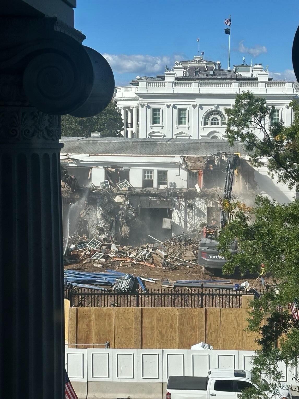 特朗普下令把白宫东翼给拆了，准备修建更大的宴会厅。但是拆除白宫东翼外墙的时候，还