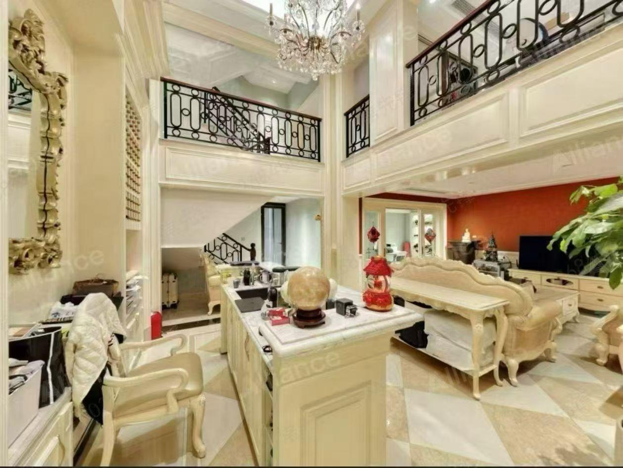 有钱真好！

刷微信朋友圈看到卖房中介发的一一

这种房子，我这辈子只能在朋友圈