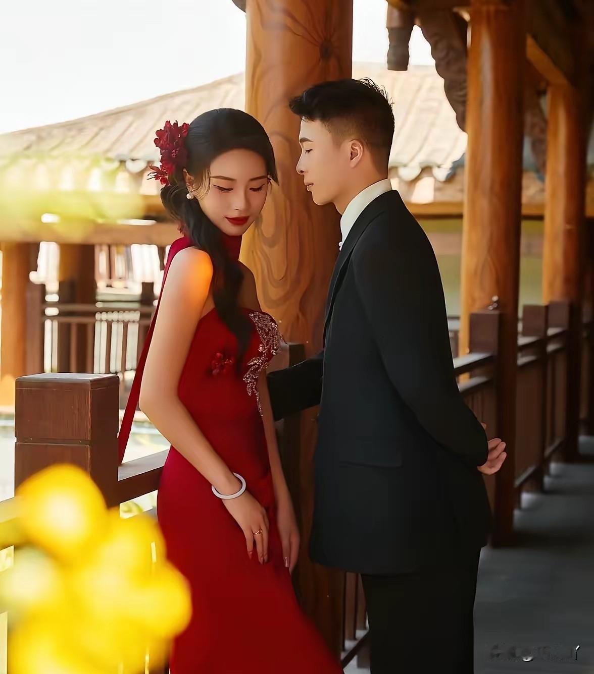 湖南双峰县这起情侣坠亡事件确实让人悲痛，但是无法令人同情。因为他们的爱情并不伟大