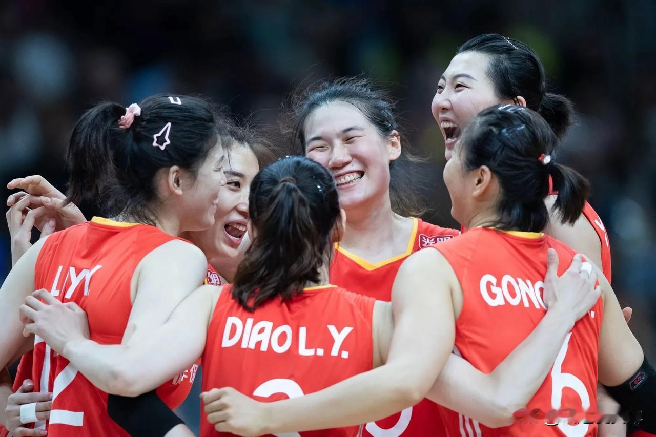 【中国排协甩出了澳门站16人大名单！】
中国女排姑娘目前应该还在飞机上，还没有抵