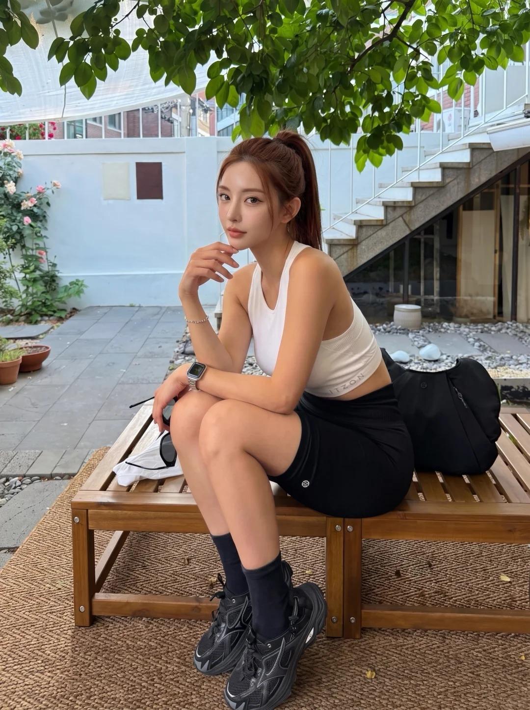 运动穿搭的真谛，从来不是堆砌花哨款式，自在舒适永远排在第一位。一套简约轻便的速干