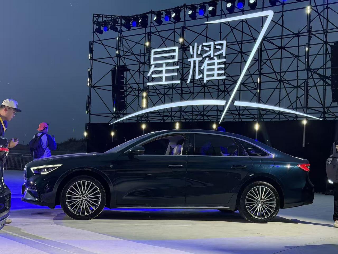 近5米车长的银河星耀7
车厢的空间利用率还挺高
坐进去明显有B级车的空间充裕
智