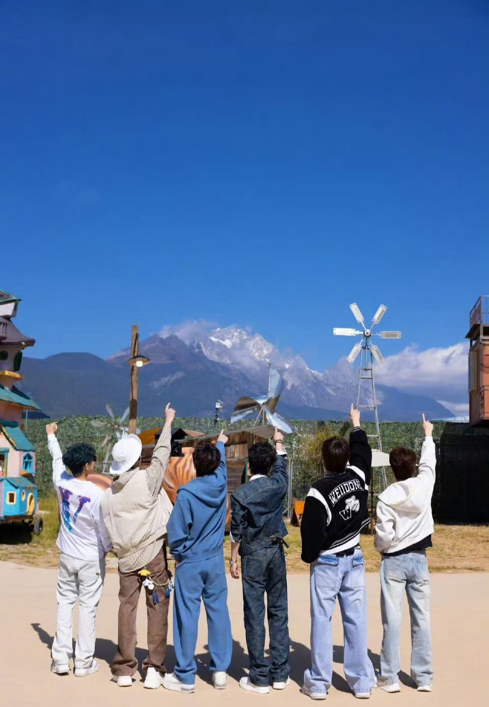 风吹麦田沙沙响，像我们在耳边轻轻唱。友谊地久天长。三行诗写给快乐老友有风季快乐老