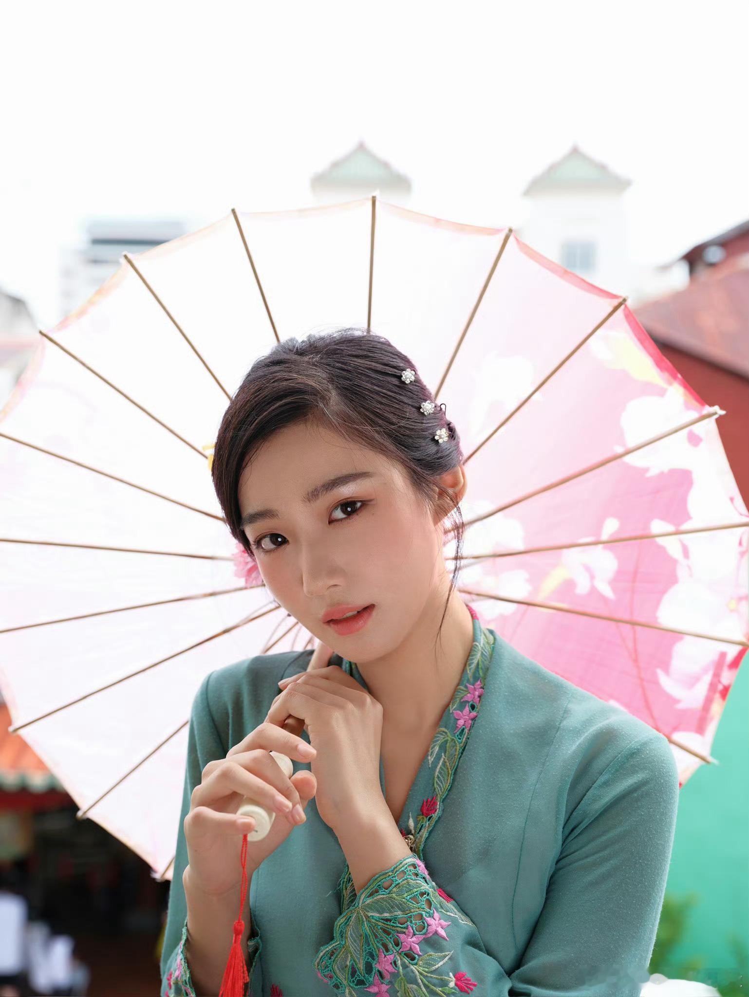 看了半天，似卢昱晓又不似卢昱晓 ​​​