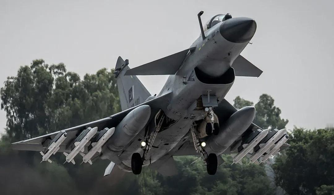 中国的歼-10CE战斗机，比美国的F-16战斗机领先的一代。这句话，是巴基斯坦空