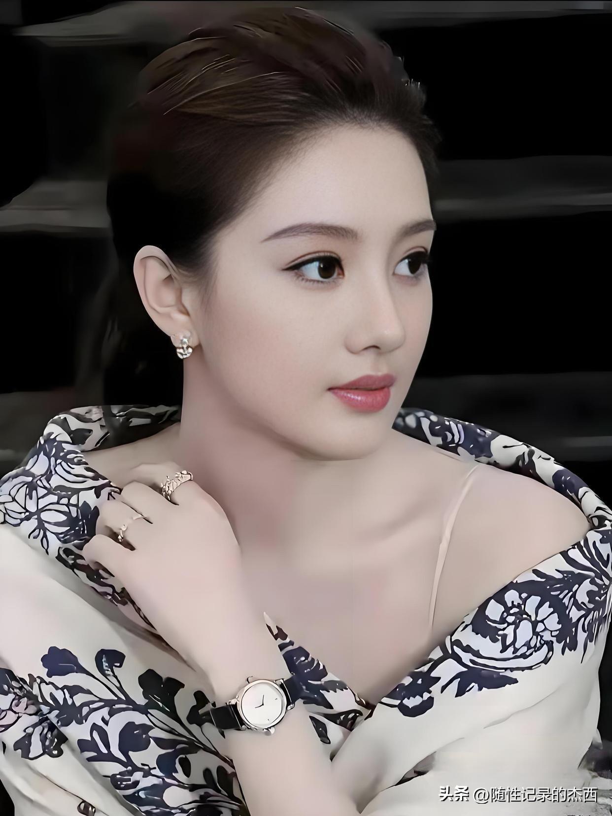 这位美女实在是太好看了，长相标致，上天给了她一张神颜，还给了她这么好的身材，太让