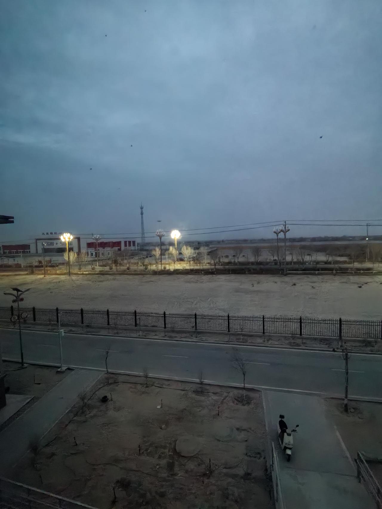 今年冬天的不同新疆二二五团玉泉镇早晚的火车站